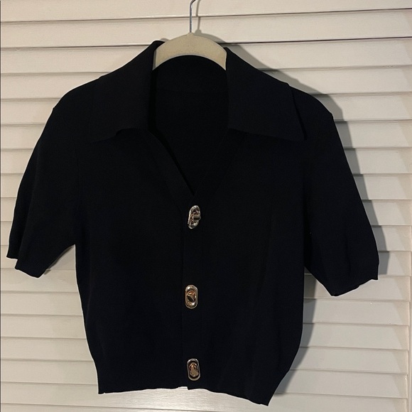 Commense Effortless Black Golden Clasp V-Neck Collard Cropped Top Knit Sweater - Picture 1 of 10